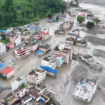 स्कुल बालबालिका बाढीमा फसेकाले उद्धार गर्न बेत्रावतीका स्थानीयको आग्रह