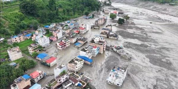 स्कुल बालबालिका बाढीमा फसेकाले उद्धार गर्न बेत्रावतीका स्थानीयको आग्रह