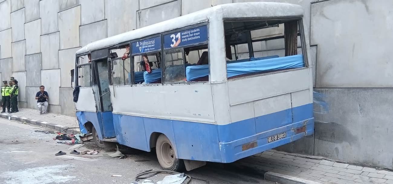 ग्वार्कोमा बस दुर्घटना हुँदा ज्यान गुमाउने महिलाको पहिचान खुल्यो [यी हुन् घाइतहरू]