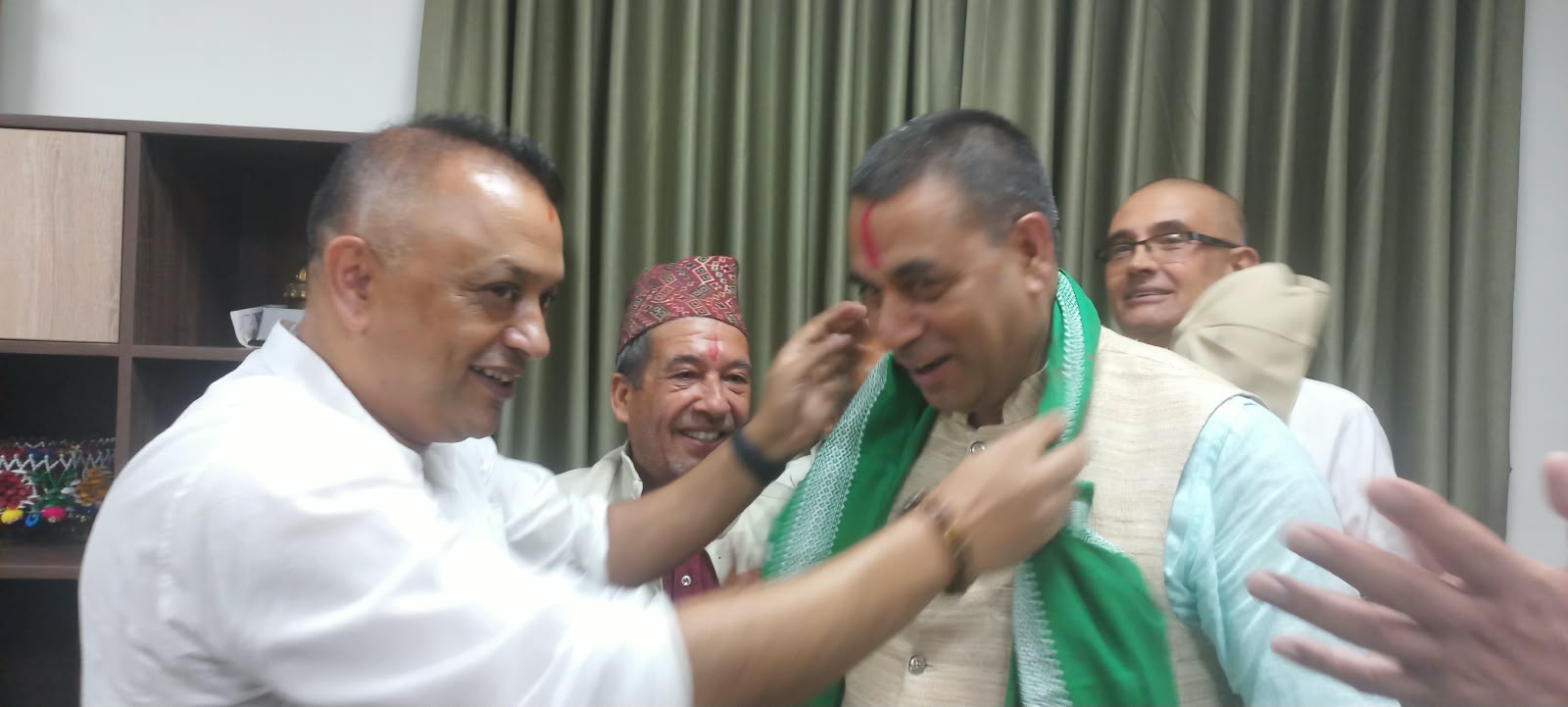 ‘देशलाई सही निकास दिन सक्ने पार्टी’ भन्दै कार्यालय नै पुगेर कांग्रेस प्रवेश गरे रास्वपा नेता
