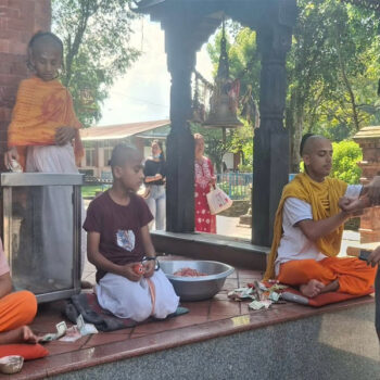 रक्षाबन्धनमा फेवाताल किनारमा भक्तजन (तस्बिरहरू)
