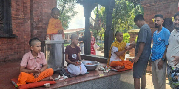 रक्षाबन्धनमा फेवाताल किनारमा भक्तजन (तस्बिरहरू)