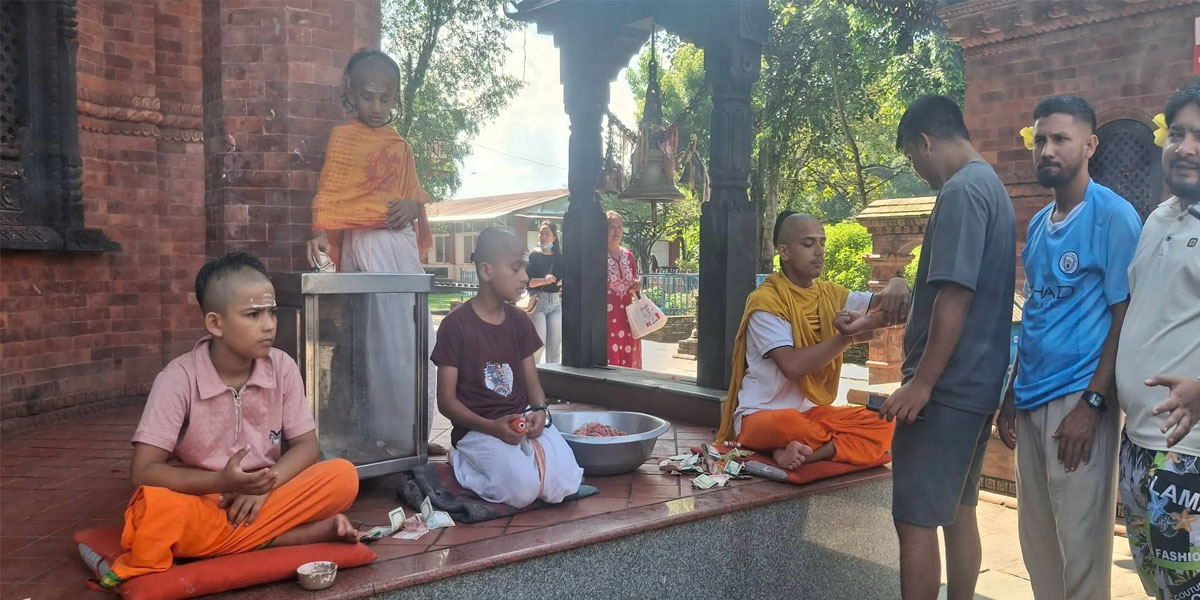 रक्षाबन्धनमा फेवाताल किनारमा भक्तजन (तस्बिरहरू)