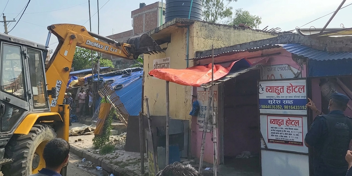 पोखरीको अतिक्रमण हटाउन जनकपुरमा चल्यो डोजर