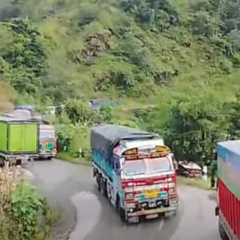 कृष्णभीरमा सडक भासिएपछि वैकल्पिक रुटबाट सवारी सञ्चालन