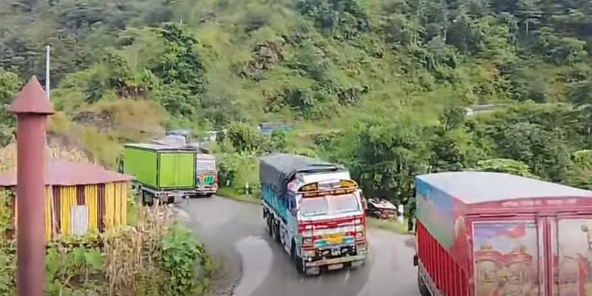 कृष्णभीरमा सडक भासिएपछि वैकल्पिक रुटबाट सवारी सञ्चालन