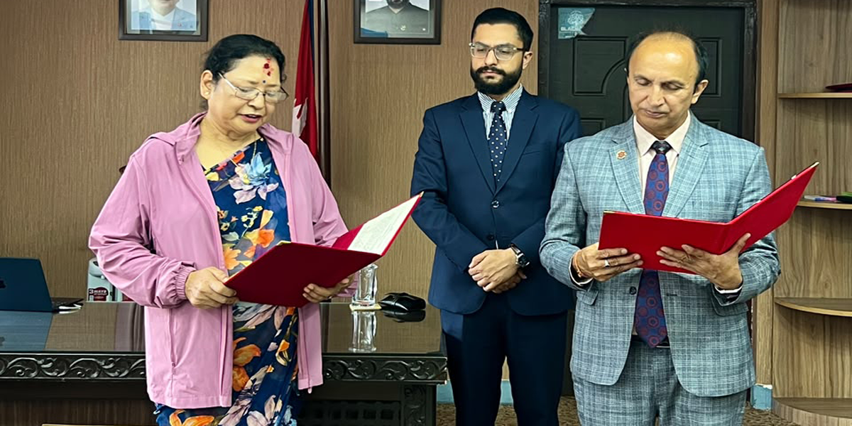 विश्वविद्यालय अनुदान आयोगका अध्यक्ष केसीले लिए शपथ