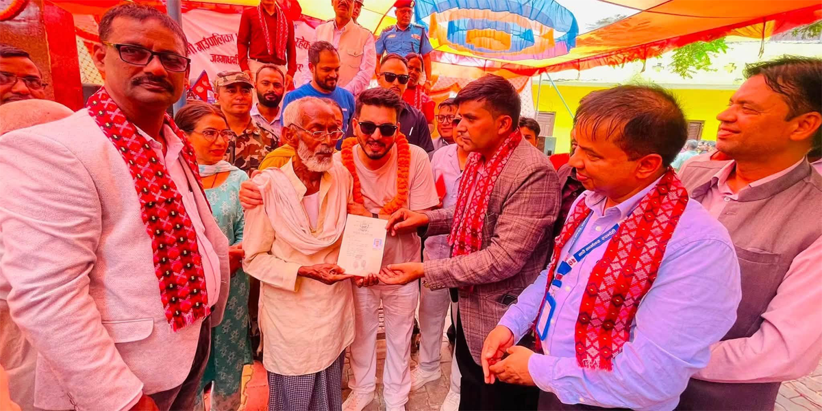 मन्त्री लम्सालले रोहीणीमा बाँडे २७१ गाउँब्लक जग्गाधनी पूर्जा