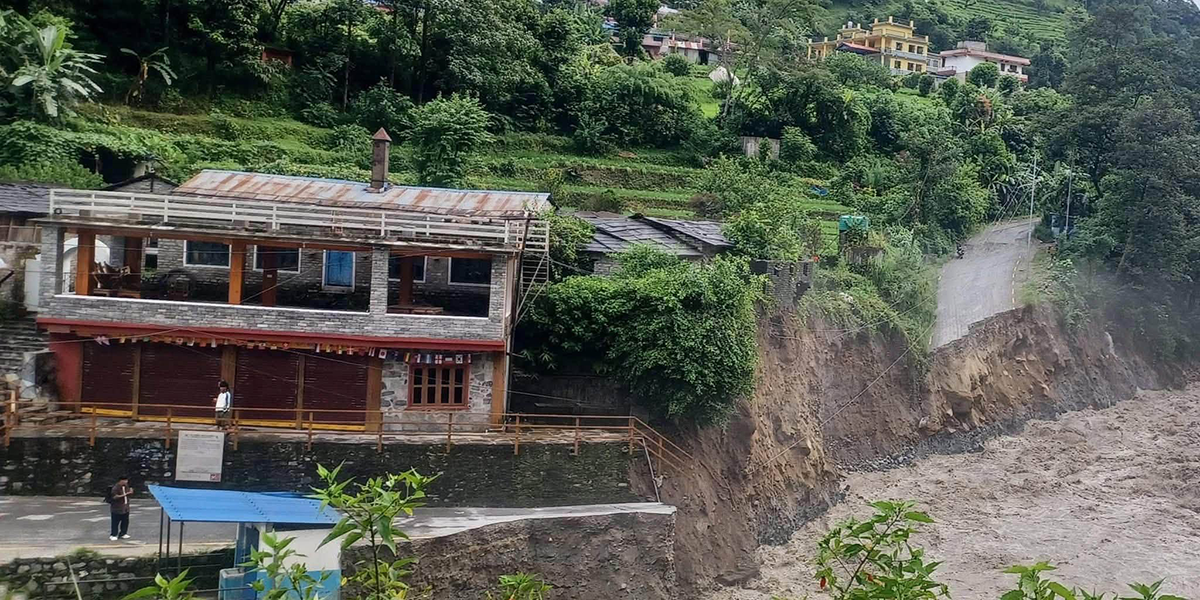 मोदीको बाढीले सडक बगाएपछि बिरेठाँटी-घान्द्रुक सम्पर्कविच्छेद