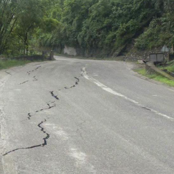 त्रिशूली बाढी आउँदा कृष्णभीरमा चर्कियो सडक, मुग्लिन सडक ठप्प