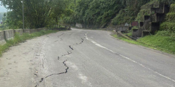 त्रिशूली बाढी आउँदा कृष्णभीरमा चर्कियो सडक, मुग्लिन सडक ठप्प