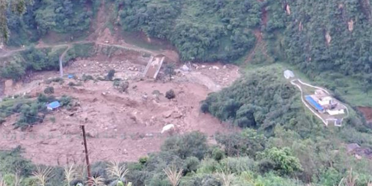 थवाङमा पहिरोमा परिएर ३ जनाको मृत्यु, अझै १० जना बेपत्ता