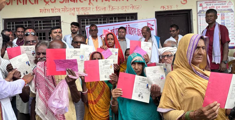 नापजाँच सकिएको ११ वर्षपछि धनुषाका ३६५ परिवारले पाए लालपुर्जा