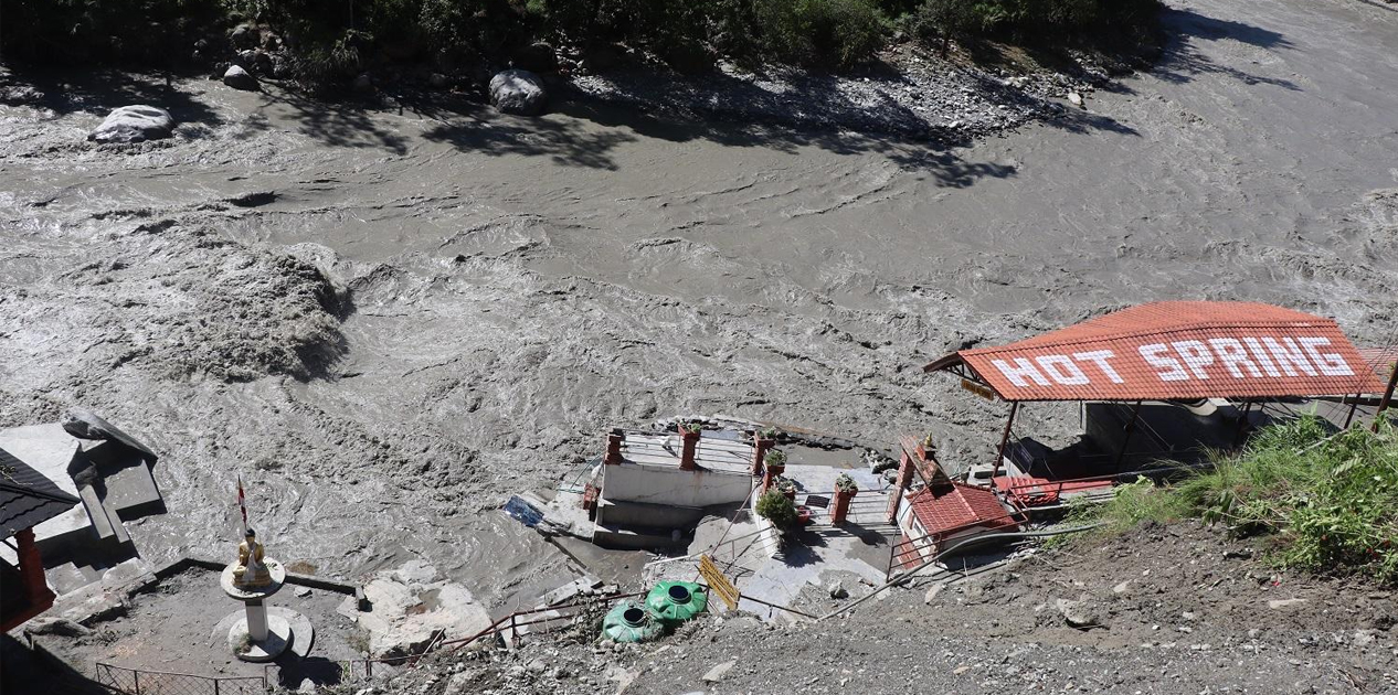 मुख्य सिजनमै तातोपानी कुण्डमा क्षति, पोखरीमा बाढी पसेर हिलो थुप्रियो