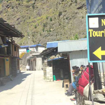 बूढीगण्डकी र थेराङ खोलाको बाढीले मनास्लु पदमार्ग अवरुद्ध