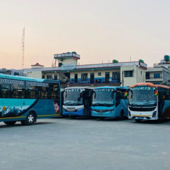 कृष्णभीरमा सडक भत्किएपछि पर्यटक बस सेवा ठप्प