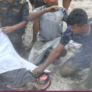 बाढीले पुरेको घरभित्रबाट ‘बचाऊ–बचाऊ’ भनेपछि…