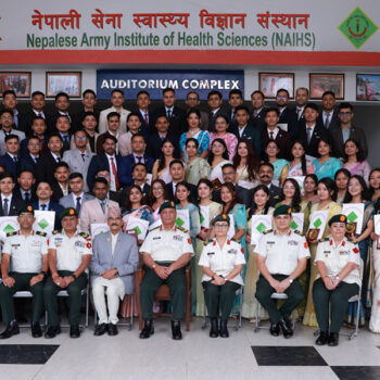 प्रधानसेनापति सिग्देलद्वारा ५५ नवदीक्षित चिकित्सकलाई प्रमाणपत्र वितरण