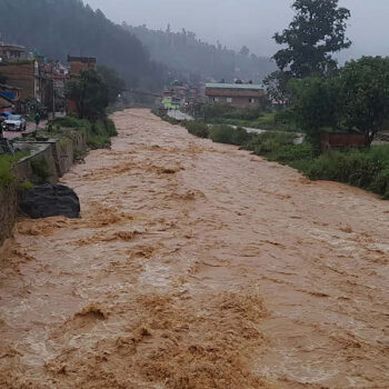 देशभर वर्षाको असर : राजमार्ग बन्द, रात्रि यात्रा रोक, पर्वतारोहण स्थगित (तस्बिरहरूसहित)