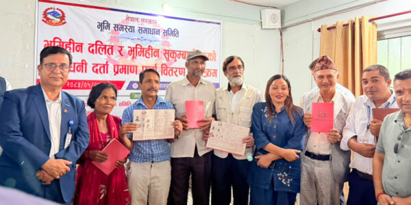 मकवानपुरगढीमा लालपुर्जा वितरण, ६ सुकुम्बासी परिवार बने जग्गाधनी