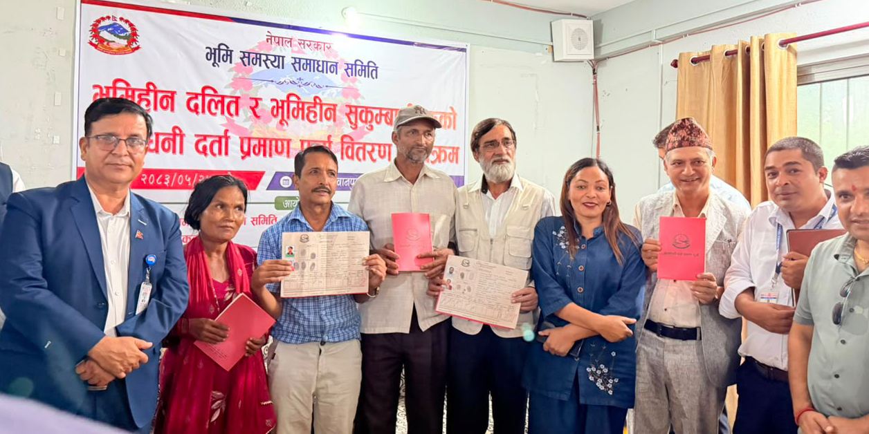 मकवानपुरगढीमा लालपुर्जा वितरण, ६ सुकुम्बासी परिवार बने जग्गाधनी