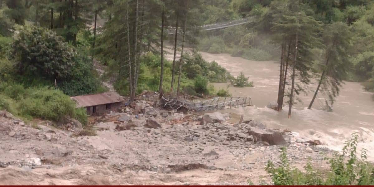 बूढीगण्डकीको बाढीले नाम्रुङमा पुलसहित जलविद्युत्‌मा क्षति, चुमनुब्रीवासी र पर्यटक समस्यामा