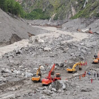 चीनतर्फ केरुङ बन्दरगाहसम्मको सडक खुल्यो, यसरी हुँदै छ उद्धार