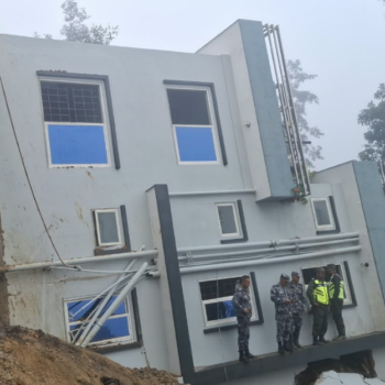 लगातारको वर्षाले जमिन गलेपछि ढल्यो ललितपुरमा दुईतले पक्की घर