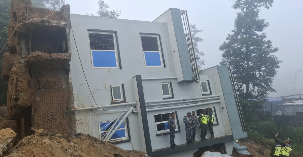 लगातारको वर्षाले जमिन गलेपछि ढल्यो ललितपुरमा दुईतले पक्की घर