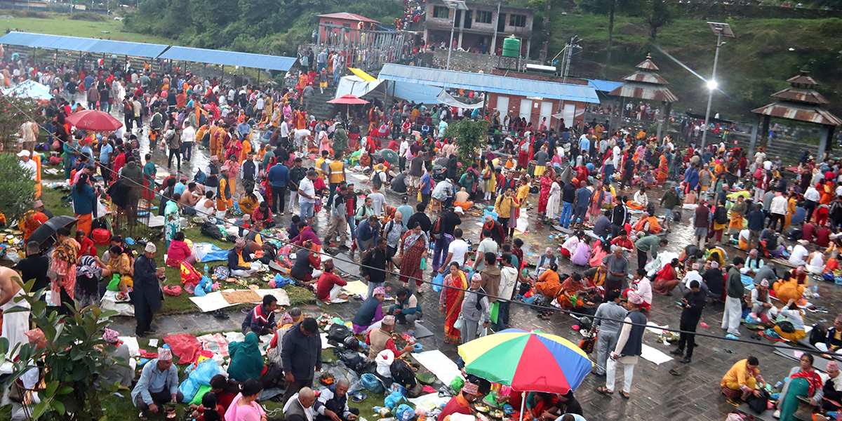 गोकर्णेश्वर महादेव मन्दिरमा बिहानैदेखि पितृभक्तको घुइँचो