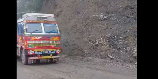 कृष्णभीरको पहिरो पन्छाएपछि खुल्यो पृथ्वी राजमार्ग, चल्न थाले मालबाहक सवारी