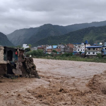 तिनाउको बाढीले बुटवलमा ५ घर बगायो, ९ सयलाई सुरक्षित स्थानमा सारियो (तस्बिरहरू)