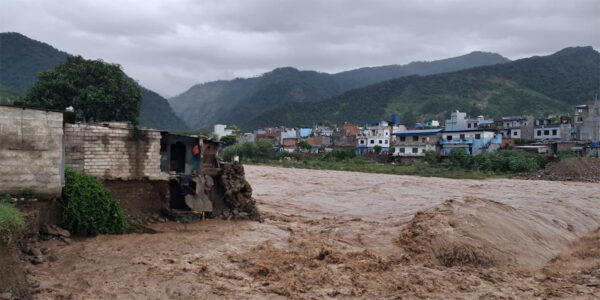 तिनाउको बाढीले बुटवलमा ५ घर बगायो, ९ सयलाई सुरक्षित स्थानमा सारियो (तस्बिरहरू)