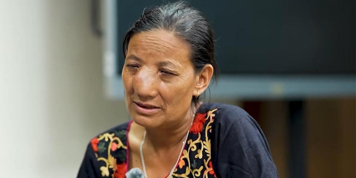 अँध्यारिएको नरमायाको जीवन : सुत्केरी हुँदा श्रीमान हराए, भोटेकोशी बाढीमा जवान छोरो बेपत्ता