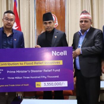 भोटेकोशी बाढी प्रभावितका लागि एनसेल कर्मचारीले दिए ३३ लाख ५० हजार सहयोग