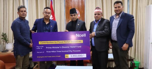 भोटेकोशी बाढी प्रभावितका लागि एनसेल कर्मचारीले दिए ३३ लाख ५० हजार सहयोग