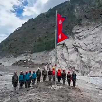 बाढीले लडाएको नेपाल-चीन सीमा स्तम्भ ३ दिन लगाएर उठाइयो, नेपाली झन्डा फहराइरायो