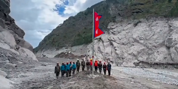 बाढीले लडाएको नेपाल-चीन सीमा स्तम्भ ३ दिन लगाएर उठाइयो, नेपाली झन्डा फहराइरायो