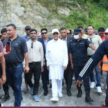 एमाले अध्यक्ष ओली बाढी प्रभावित क्षेत्रमा (तस्बिरहरू)