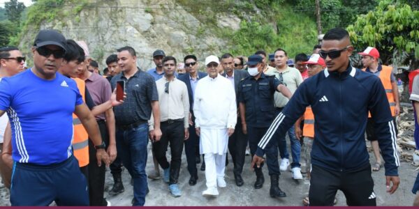 एमाले अध्यक्ष ओली बाढी प्रभावित क्षेत्रमा (तस्बिरहरू)