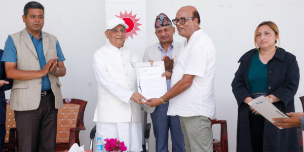 ‘छापा माध्यम बचाउ सुझाव कार्यदल’ ले ओलीलाई बुझायो ध्यानाकर्षणपत्र