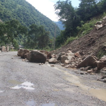 पृथ्वीराजमार्गको घाँसीकुवामा खसेको पहिरो हटाइयो, चल्न थाले गाडी