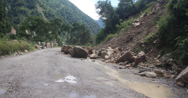 पृथ्वीराजमार्गको घाँसीकुवामा खसेको पहिरो हटाइयो, चल्न थाले गाडी