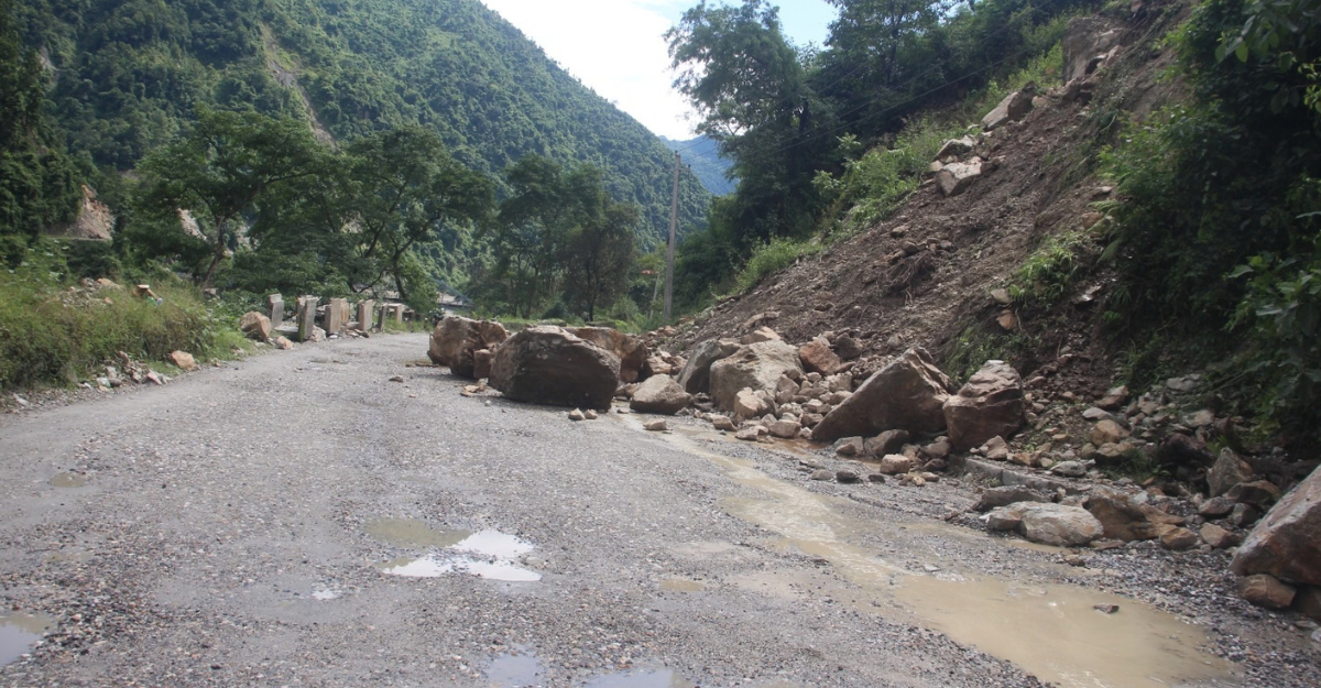 पृथ्वीराजमार्गको घाँसीकुवामा खसेको पहिरो हटाइयो, चल्न थाले गाडी