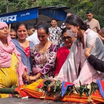 भोटेकोशी बाढीमा बेपत्ता आफन्त फर्किने आस मरेपछि परिवारले गरे अन्त्येष्टि