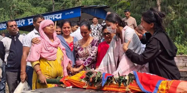 भोटेकोशी बाढीमा बेपत्ता आफन्त फर्किने आस मरेपछि परिवारले गरे अन्त्येष्टि
