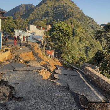 सिमीचौरमा सडक भासिएपछि रेसुंगा विमानस्थल सडकखण्ड पूर्ण अवरुद्ध