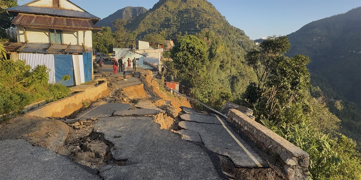 सिमीचौरमा सडक भासिएपछि रेसुंगा विमानस्थल सडकखण्ड पूर्ण अवरुद्ध
