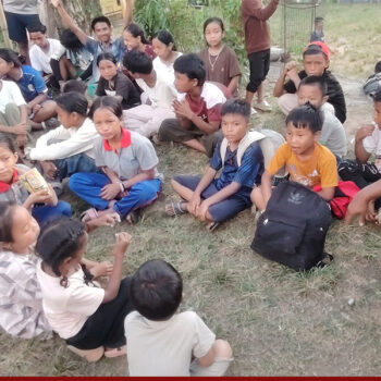 बाढीले बाटो बिगारेपछि ज्यान जोखिममा राखेर विद्यालय पुग्छन् रसुवाका ३३ विद्यार्थी