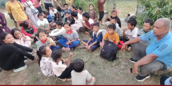 बाढीले बाटो बिगारेपछि ज्यान जोखिममा राखेर विद्यालय पुग्छन् रसुवाका ३३ विद्यार्थी